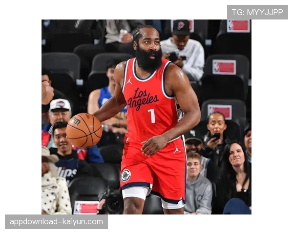 特写：詹姆斯生涯总得分突破44000分，赛后与家人合影留念